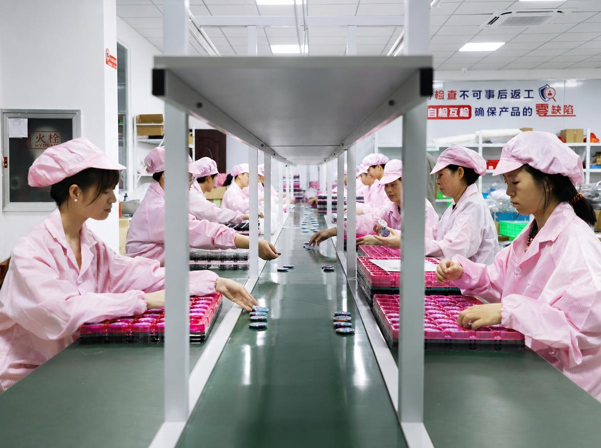 定制吧唧使用独立 OPP 袋包装，并放入五层瓦楞纸箱中进行运输保护。